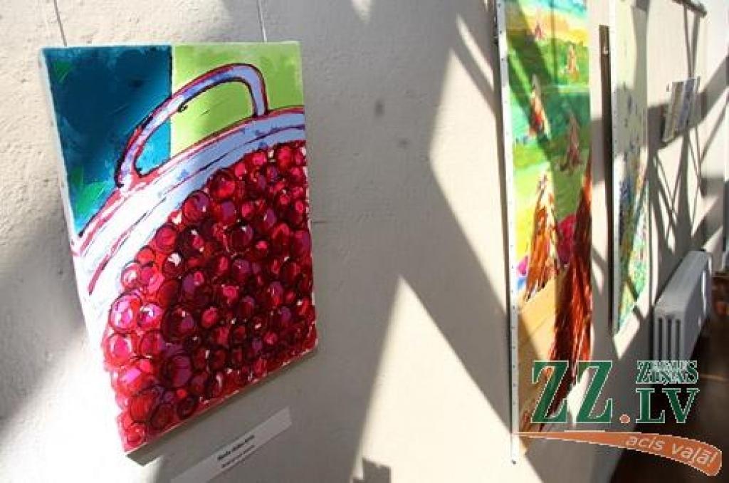 Lieli spilgti laukumi košās krāsās ar plūstošām līnijām. Sulīga, dzīvespriecīga glezniecība, kas izstaro pozitīvas emocijas – tāda ir Daces Runčas daiļrade izstādē «Tagad», kas līdz augusta beigām   skatāma Jelgavas Sv.Trīsvienības...