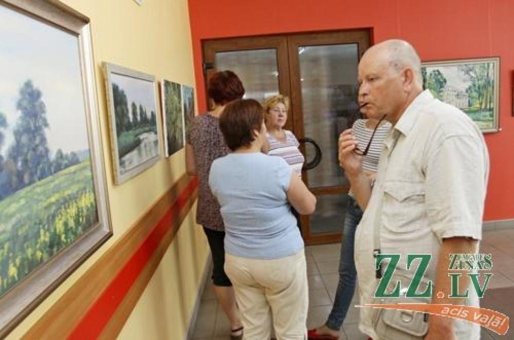 Ar stundas intervālu piektdienas, 3.augusta, pēcpusdienā tika atklātas divas izstādes – Jelgavas Zinātniskajā bibliotēkā un Vecpilsētas galerijā «Suņa taka», kurās iemūžināts Jelgavas Mākslinieku biedrības darbīgās saimes veikums jūlija...