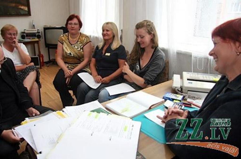 «Bibliotēka vairs nenozīmē tikai grāmatas noputējušos plauktos,» intervijā laikrakstam uzsver Jelgavas Zinātniskās bibliotēkas direktore Aija Nadziņa. 
Autors: Agris Samcovs