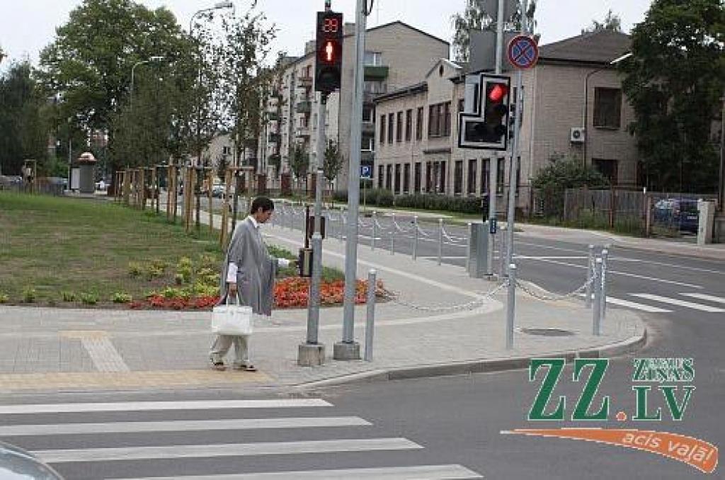 Lai arī pašlaik vēl notiek programmēšanas darbi, gājēji, kuri vēlas šķērsot Raiņa ielu, aicināti spiest zaļā signāla izsaukuma pogu. Daudzi gan vēl nav pieraduši pie jaunās sistēmas.
Autors: Armands Lazdiņš