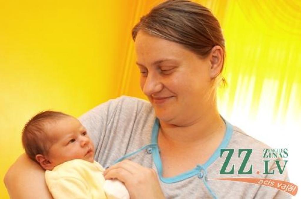 Sestdien, 11. augustā, savu pirmo bērniņu pasaulē nākam sagaidīja Aiga un Edgars Veisi no Jelgavas. Viņu Dārta, kurai tētis izraudzījis latvisku un pamatīgu vārdu, kas nozīmē – būt lepnai, par sevi pārliecinātai un mērķtiecīgai, savas dzīves nozīmīgajā brīdī bija 54 centimetrus gara un svēra 3250 gramu.
Autors: Armands Lazdiņš