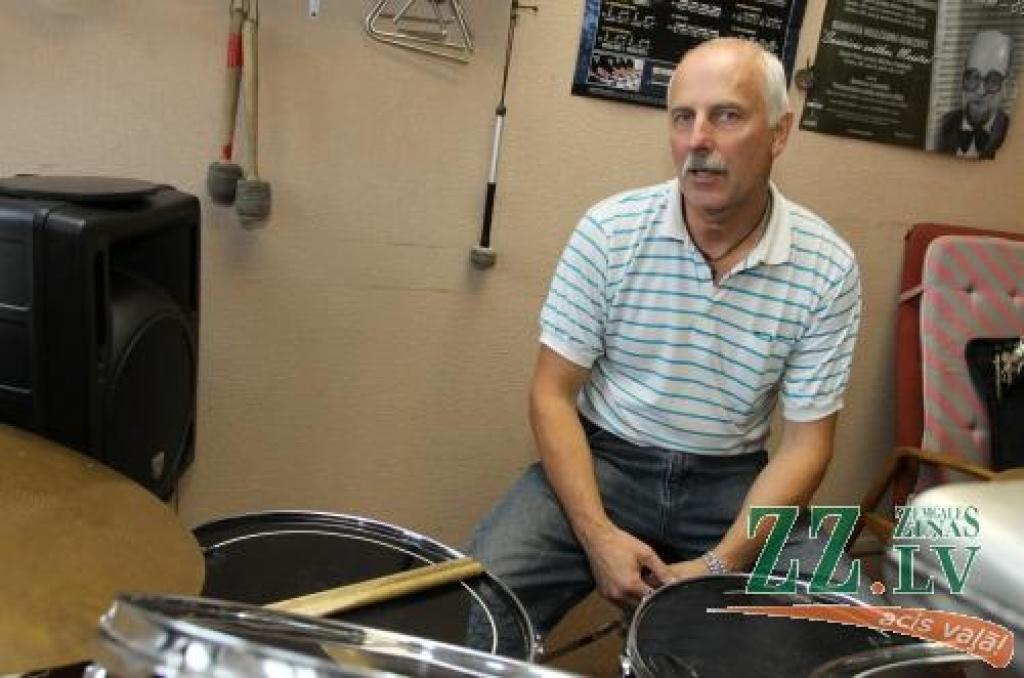 Interviju ar Jelgavas Mūzikas vidusskolas sitamo instrumentu spēles pedagogu Vitāliju Čakšu lasiet laikraksta «Zemgales Ziņas» ceturtdienas numurā.
Autors: Armands Lazdiņš