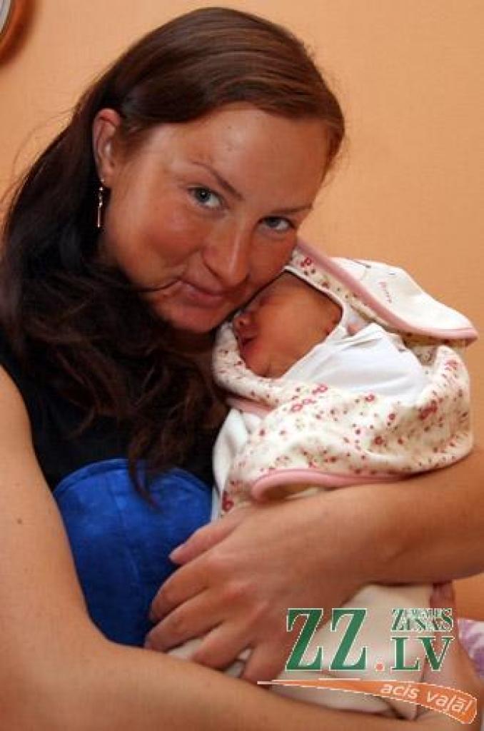 Ģimenes dzemdībās 6. augusta rītā pasaulē nāca Diānas un Normunda Voliņecu pirmdzimtā atvasīte. 
Autors: Agris Samcovs