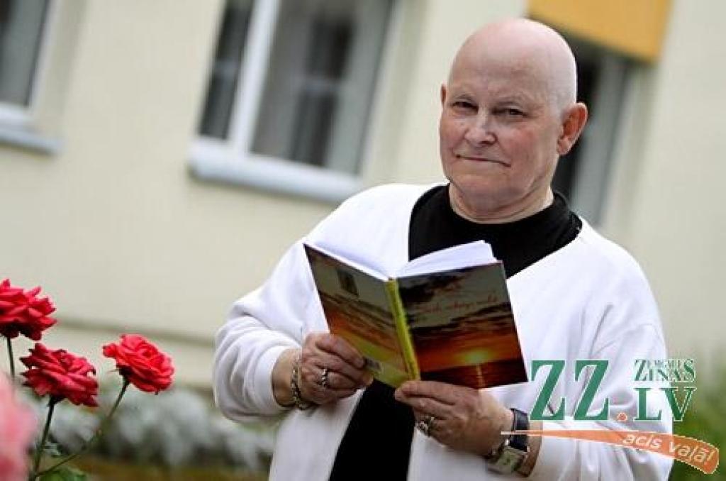 Sociālās aprūpes centrā «Zemgale» 2001. gadā tika ievests smagi slims vīrietis, pensionētais skolotājs no Vilces Edvīns Jansons. Pēc vairāku gadu grūtas cīņas ar slimību viņš spēja atveseļoties un septembrī pošas izdot savu piekto dzejoļu krājumu. E.Jansonu «Zemgales Ziņas» satiek aprūpes centra istabiņā strādājam pie datora. Viņa dzīve saplānota pa minūtēm. 
Autors: Armands Lazdiņš