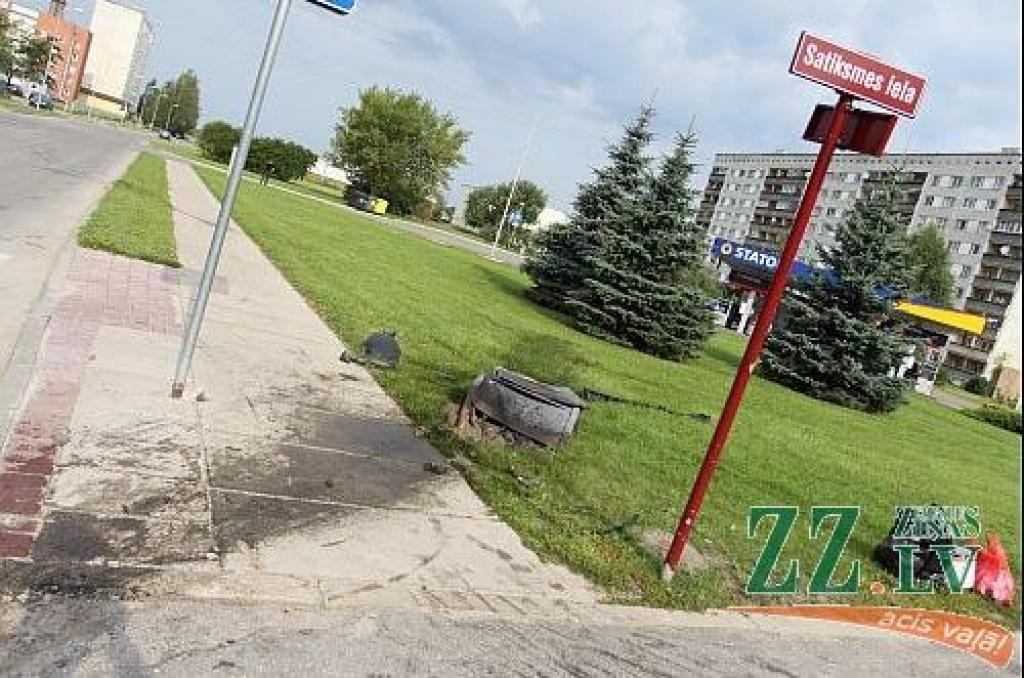  Savukārt vakar kāds dzēris autovadītājs taranēja elektrosadales skapi Ganību un Satiksmes ielas krustojumā. 
Autors: Armands Lazdiņš