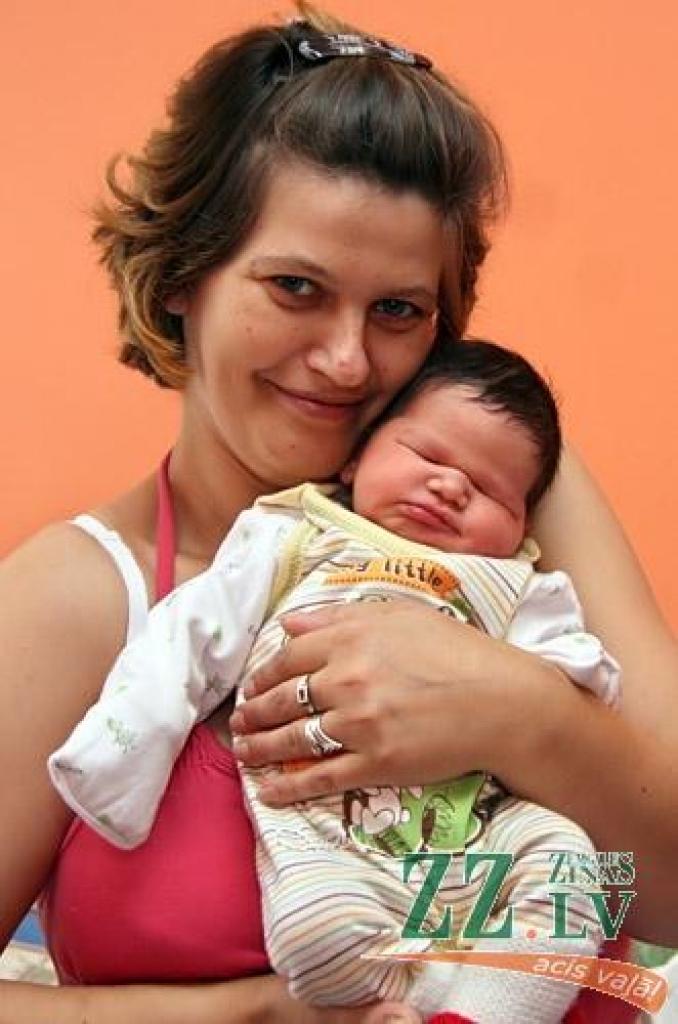 Par trīs meitu vecākiem 30. jūlijā kļuva Ineta un Andis Ērgļi, kuri pulksten pusdesmitos vakarā sagaidīja savu jaunāko atvasīti – ogļmelnu matu meitenīti.
Autors: Agris Samcovs