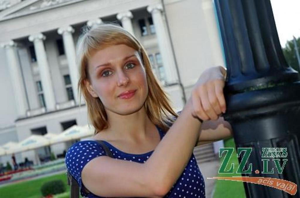 Aizsācies kā viens konkrēts projekts Svētās Lūcijas dienas dievkalpojumam Hamburgā, vokālais ansamblis «Latvian Voices» izrādījies tik dzīvotspējīgs, ka nu septiņas latviešu meitenes var lepoties ar Pasaules koru olimpiādes uzvarētāju titulu. Viņu vidū arī Zane Stafecka, Jelgavas kora «Zemgale» mākslinieciskā vadītāja. Par dziedāšanu pasaules līmeņa muzikālajā kolektīvā un kora gatavošanu dziesmu svētkiem – intervija ar daudzsološo vokālisti un diriģenti laikraksta ceturtdienas numurā.
Autors: Agris Samcovs