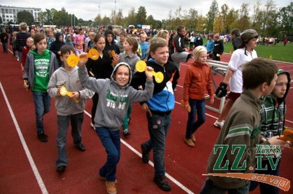 Kopīgajā rīta rosmē Olimpiskajā dienā Zemgales Olimpiskajā centrā piedalījušies 1200 dalībnieku, lēš pasākuma rīkotāji.
Pēc kopīgās rīta rosmes skolu komandas piedalījās foto konkursā un četrās vecuma grupās organizētajos stafešu...
