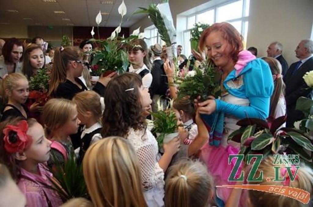 «Kad, uzzinot par to, ka augstās īres maksas dēļ vecā pasta ēka «Beneficei» jāatstāj, viens no audzēkņu vecākiem man piedāvāja apskatīt pamesto cukurfabrikas ēdnīcu, es tūlīt sapratu, ka tas ir tieši tas, kas mums vislabāk derētu,» «Ziņām»...