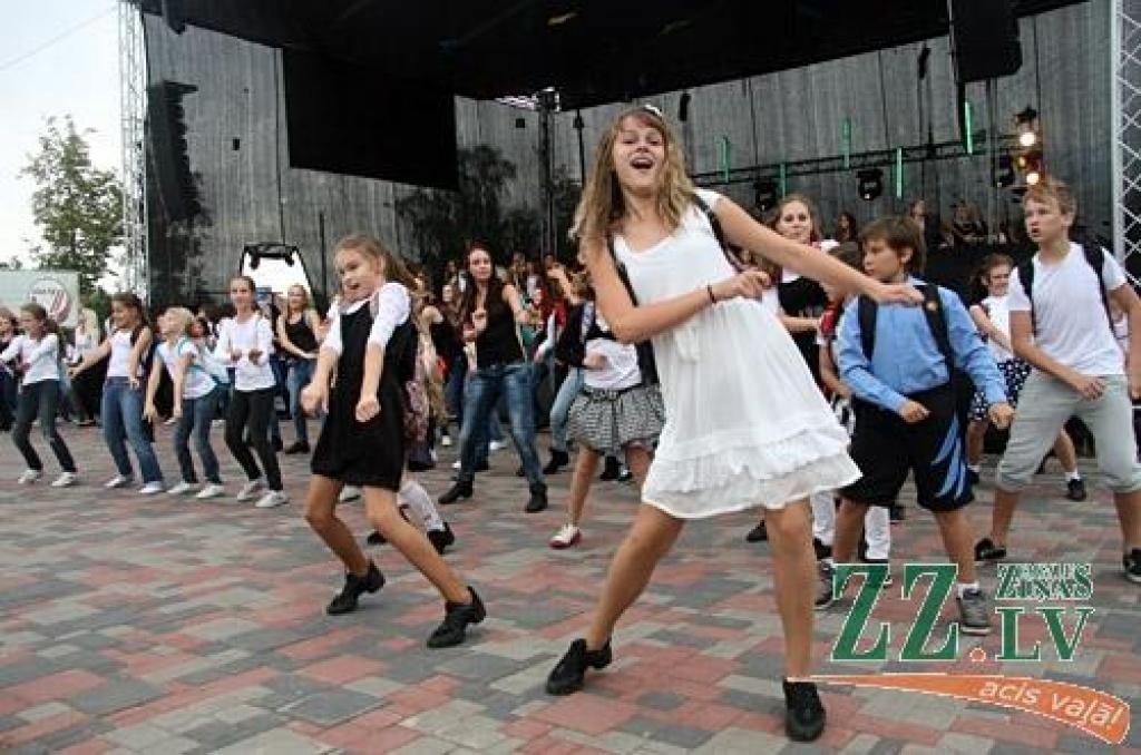 Pēc svinīgajām uzrunām un apsveikumiem savās mācību iestādēs daudzi jaunieši 3.spetembrī devās uz Uzvaras parku, kur Jelgavas pašvaldības aģentūra «Kultūra» dažāda vecuma skolas gaitu sācējiem rīkoja pasākumu «ZINĪ-BUms», kur...