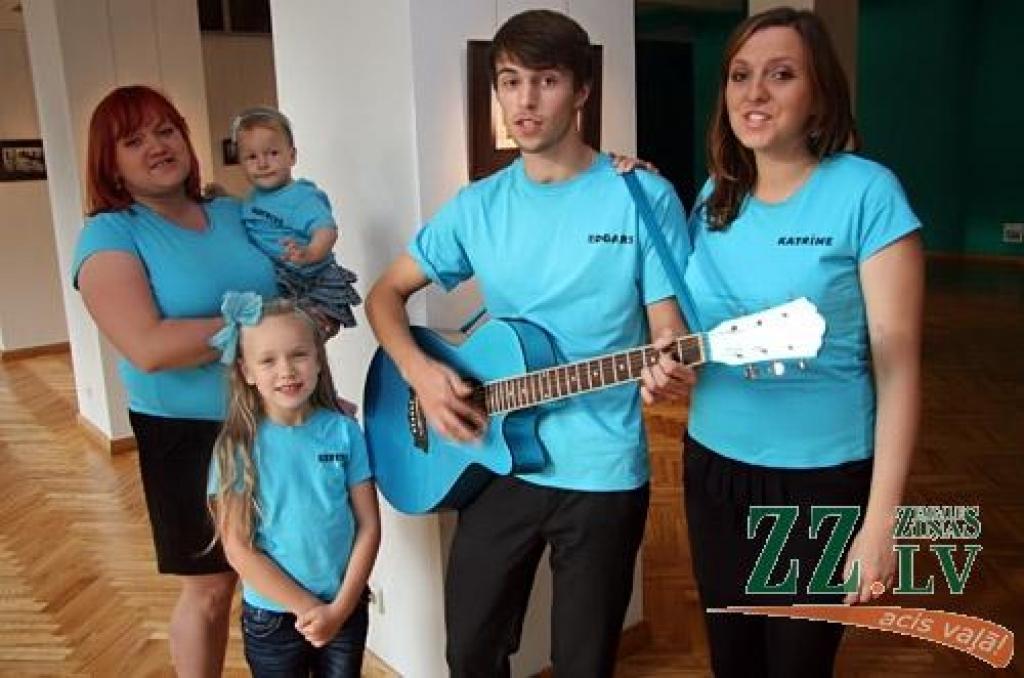 Dziedošo ģimeņu televīzijas šovam šogad pieteicās saimju rekordskaits – 101. Pusfinālā iekļuva tikai 20, viņu vidū arī Bindri no Jelgavas.
Autors: Agris Samcovs