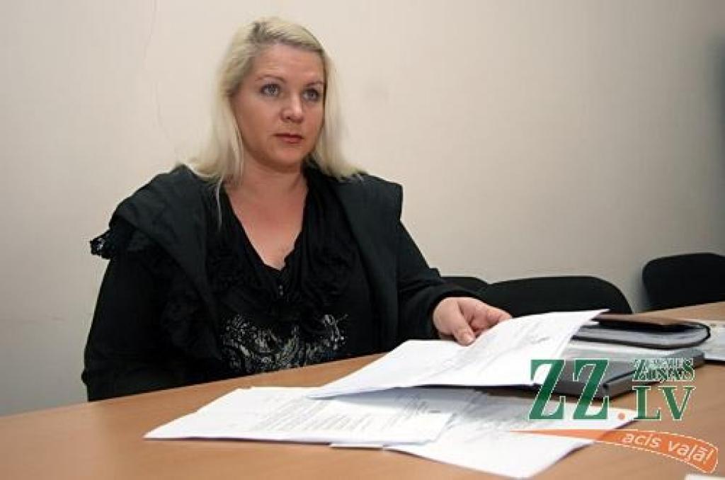 Jelgavniece Ilona Baļsa pēc tam, kad pavasarī uz ielas viņai uzgāzās milzīgs reklāmas stends, joprojām nav atlabusi un atguvusi darba spējas. Negadījumā sieviete guvusi dažādas traumas, viņai pilnībā tika sadragāta labā roka. 
Autors: Agris Samcovs