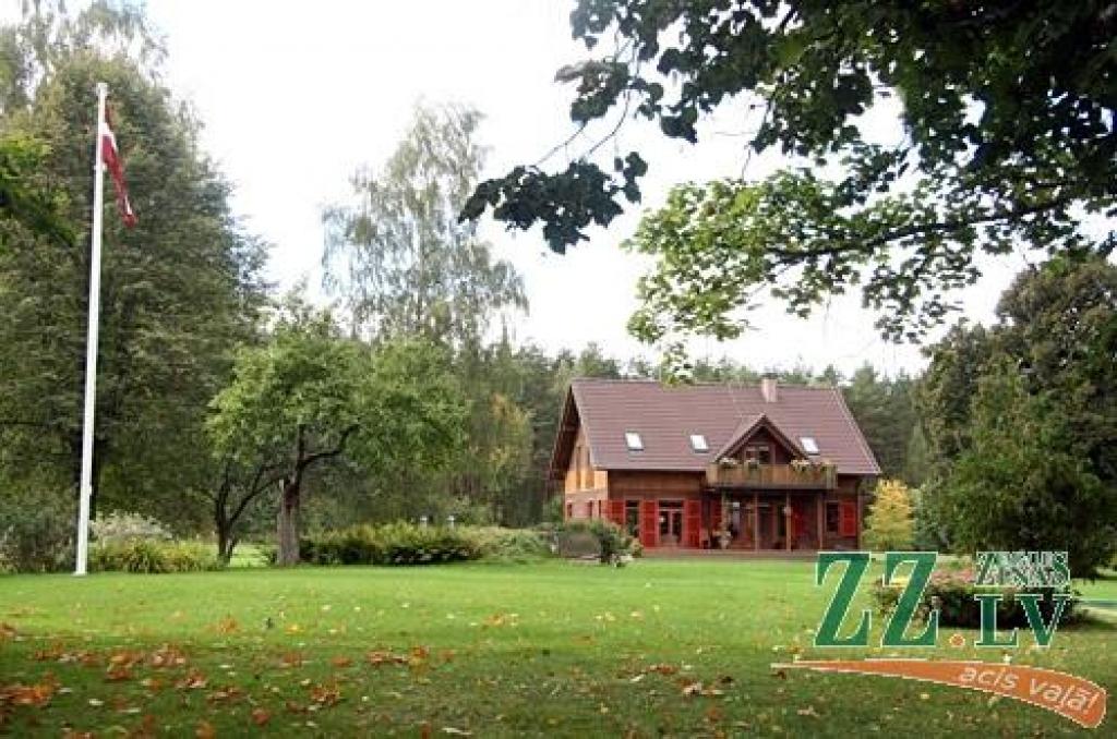 Vasaras skaistākajos mēnešos, kad puķu dobes ziedēja krāšņās krāsās, saulespuķes sniedzās pretī debesīm, bet ķiršu zari liecās lejup no smaguma, Ozolniekos noritēja konkurss «Ozolnieku novada sakoptākā sēta 2012». «Zemgales Ziņas» ielūkojas skaistākajos īpašumos, kur jau manāma rudenīga noskaņa.
Autors: Agris Samcovs