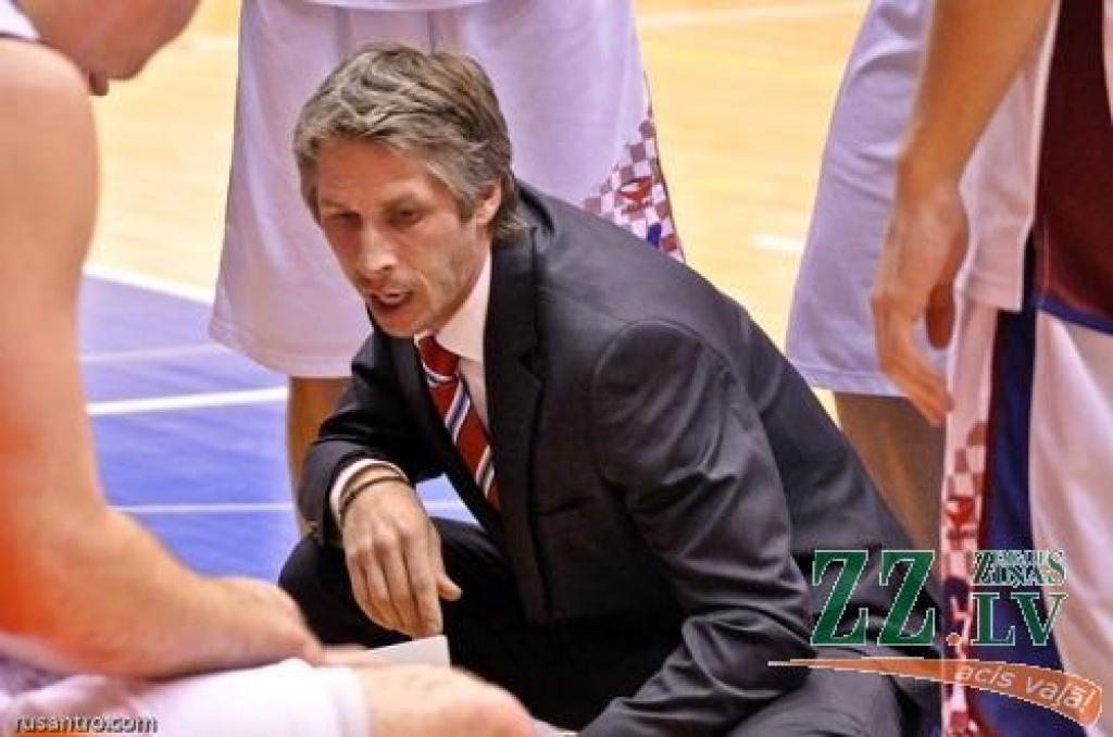 «Uzbrukumā mēs spēlējam pārliecinošāk, treniņos slīpētās sadarbības darbojas aizvien labāk un labāk. Mēs šajā spēlē sametām 92 punktus, kas liecina, ka uzbrukums uzlabojas. Taču lielākās problēmas sākas aizsardzībā. Jau otro maču pēc kārtas mēs ielaižam vairāk par 90 punktiem. Puiši ļoti cenšas, taču nereti iekrītam aizsardzībā. Turpmāk treniņprocesā vislielāko uzmanību veltīsim spēlei aizsardzībā,» stāsta «Jelgavas» galvenais treneris Kaspars Vilcāns.
Autors: Publicitātes foto