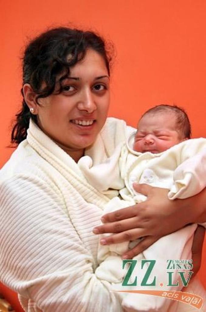 Valgundes iedzīvotāju Oļesjas un Sergeja Folomejevu lolojums – meitiņa – par savu dzīves sākumu izvēlējās 11. septembri.
Autors: Agris Samcovs