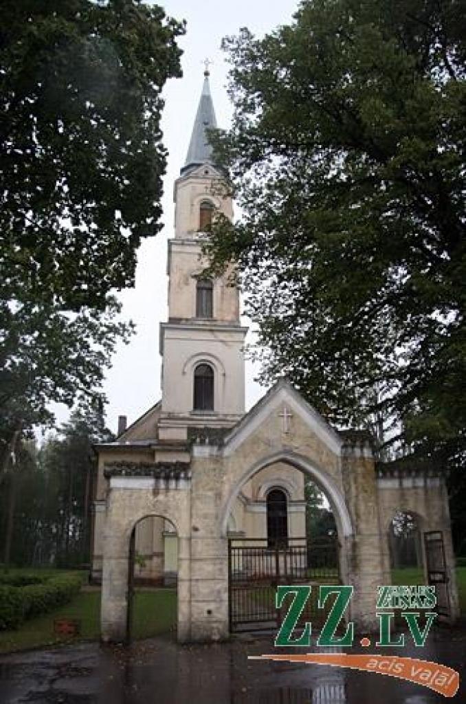 Uzkalniņā Tērvetes upes krastā jau vairākus gadu simtus atrodas Zaļenieku kapsēta. Dokumentālu liecību, cik sena tā ir, diemžēl nav, taču kapi ir ļoti veci, piektdienas laikraksta rubrikā «Novadu stāsti» stāsta to pārzine un kopēja Zenta Vasiļjeva. 
Autors: Agris Samcovs