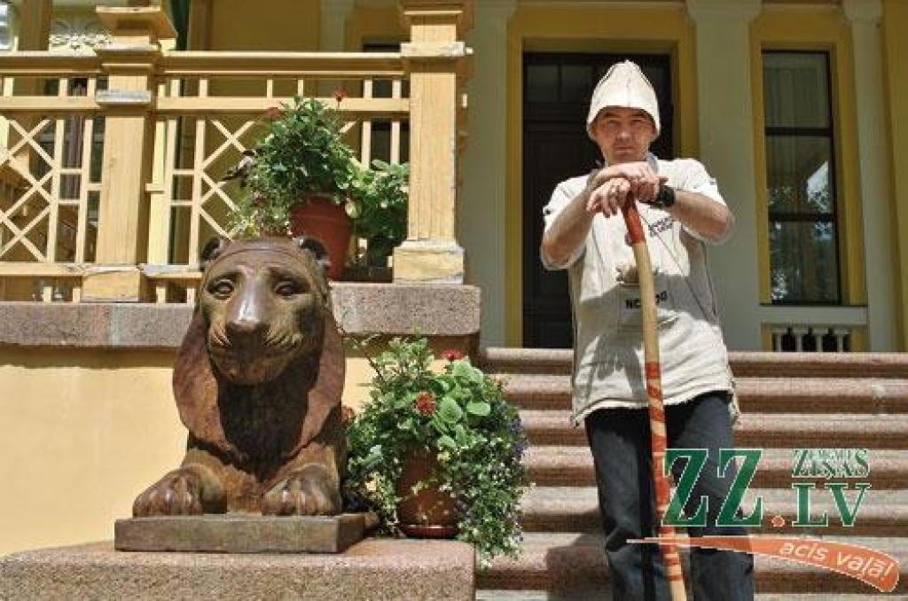 Naukšēnu Cilvēkmuzeja lielā pievienotā vērtība ir tā vadītājs un gids Arnis Ozoliņš, pēc izglītības profesionāls māk­slinieks, bet ar sirdi un dvēseli –  dzimis stāstnieks.  
Autors: Sandra Pētersone 