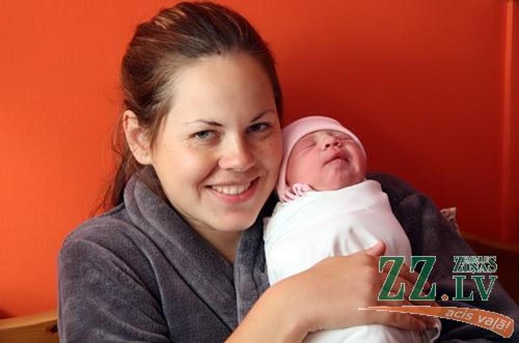 Par jaukas meitenītes vecākiem trešdien kļuva baušķenieki Ilona Buikauska un Edžus Bajals.
Autors: Agris Samcovs