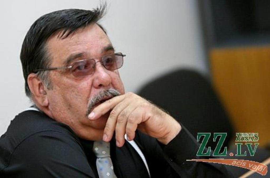 Dzejas dienu pasākumos Jelgavā allaž neiztrūkstošs dalībnieks ir Harijs Krūze. 
Autors: Agris Samcovs