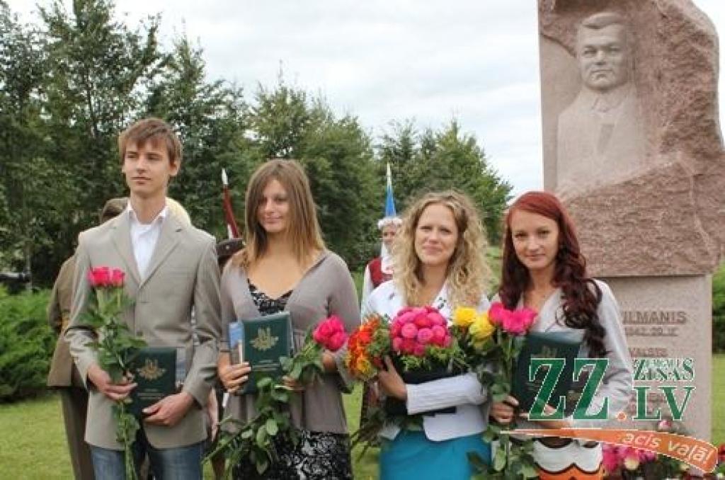 Andrievs Niedra, Daiga Žunda, Anda Ābolkalna un Lilita Brikmane pie Kārļa Ulmaņa pieminekļa viņa dzimtajās mājās «Pikšas».
Autors: Jekaterina Stubailova