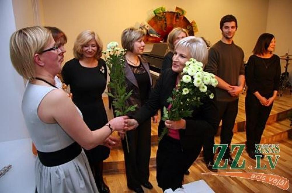 Noslēdzoties atjaunošanas darbiem, svinīgi atklāta Jelgavas novada Mūzikas un mākslas skolas kamerzāle. Mājvietu tā radusi Šķibes pamatskolas bijušās krievu plūsmas telpās. «Ēkai ir teju 130 gadu, un tai nepieciešami daudzi uzlabojumi,...