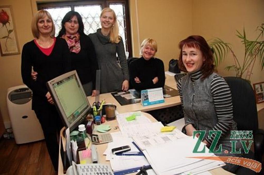 Pilsētas rūpnieciskajā zonā Raubēnos kaimiņos Jelgavas tipogrāfijai un jaunajam piena kombinātam izvietojusies nestandarta metāla izstrādājumu rūpnīca «Geor». 
Autors: Agris Samcovs