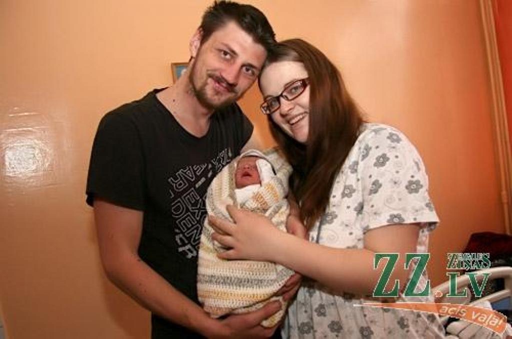 Rīdzinieku Rasas un Kārļa Vītolu rokās 23. oktobra vakarā 3750 gramu smags un 55 centimetrus garš iegūla viņu pirmdzimtais bērniņš.
Autors: Agris Samcovs