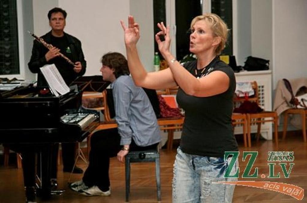 «Mūziku saprotošs un to mīlošs cilnēks nevar būt slikts,» uzskata kora «Mītava» diriģente Agija Pizika, aicinot uz kolektīva 25 gadu jubilejas koncertu 27. oktobrī pulksten 15 Jelgavas Valsts ģimnāzijas zālē (ieeja – bez maksas). 
Autors: Agris Samcovs