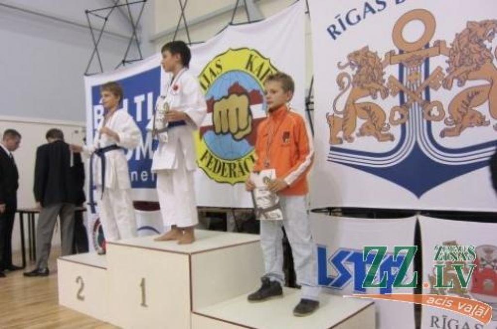 Autors: no kluba albuma