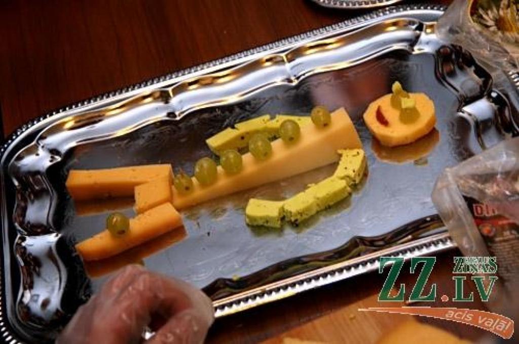 Jelgavas tehnikuma audzēkņi siera plates veidošanas procesā iesaistās ar lielu azartu, atzīstot, ka pirmo reizi gadījusies iespēja nogaršot tik daudz siera veidu. 
Autors: Agris Samcovs