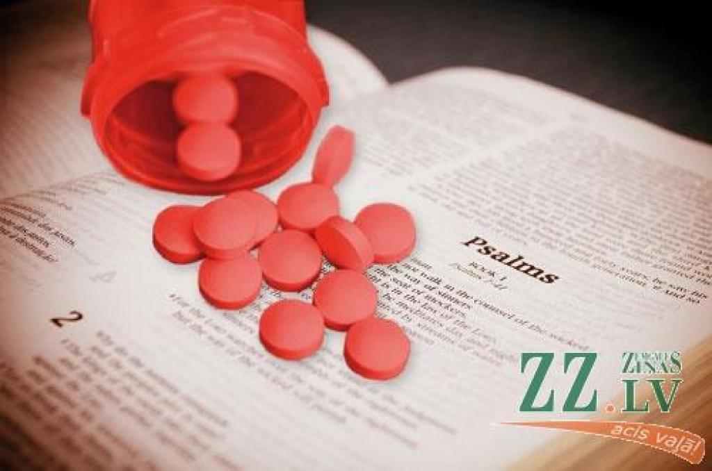 Jau Vecās Derības laikos bija profesionāli sērotāji, kas izvadot skandināja sēru psalmus. «Placebo dziedātāji» viduslaikos aktualizējās īpaši Francijā – sveši cilvēki devās uz bērēm, lai pēc tam tiktu pie dzīru galda. Šajā laikā vārds «placebo» ieguva nozīmi «es pievilšu, lai izpatiktu». Lai apzīmētu zāles, kas pacientiem izpatīk, tos pieviļot, 18. gadsimta medicīna labprāt pieņēma šo latīņu izcelsmes vārdu. 
Autors: mysendoff.com 