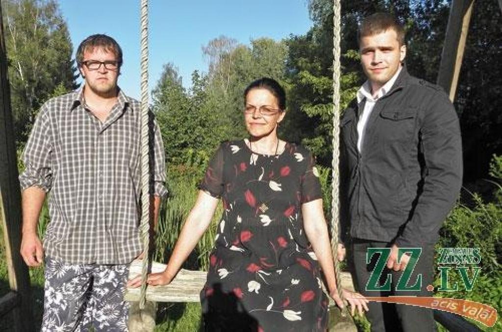 Ar dēliem Gundaru (no labās) un Jāni.
Autors: Agris Samcovs 