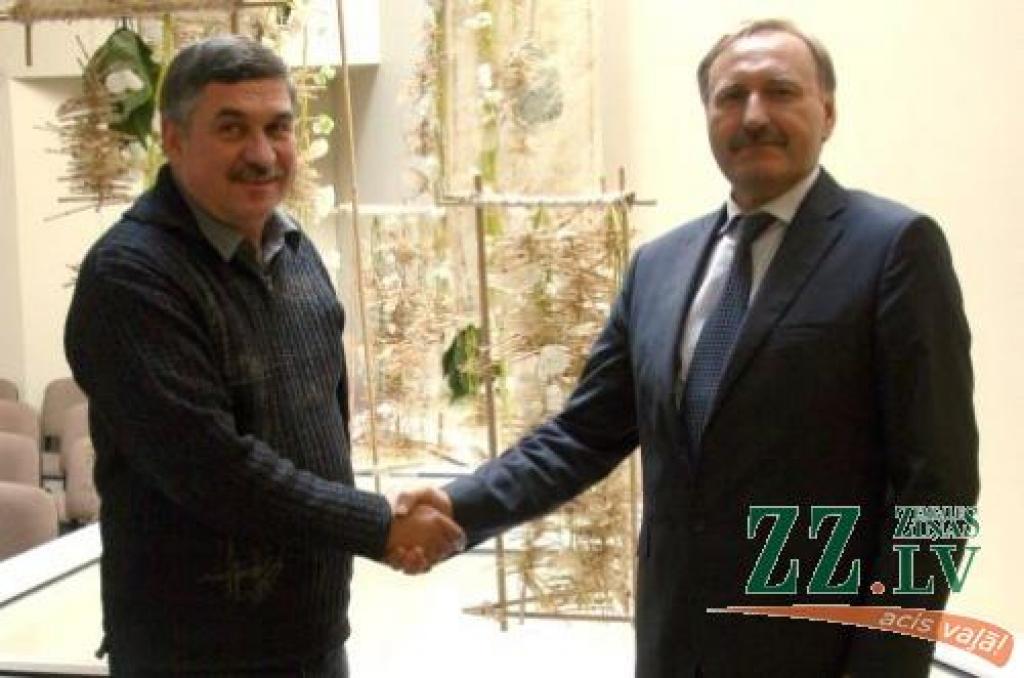 Zemgales Darba devēju padomes priekšsēdētājs uzņēmēju kluba «Bauska-97» vadītājs Indulis Pētersons (no kreisās) un Jelgavas Ražotāju un tirgotāju asociācijas valdes priekšsēdētājs Imants Kanaška.
Autors: Zemgales Darba devēju padome