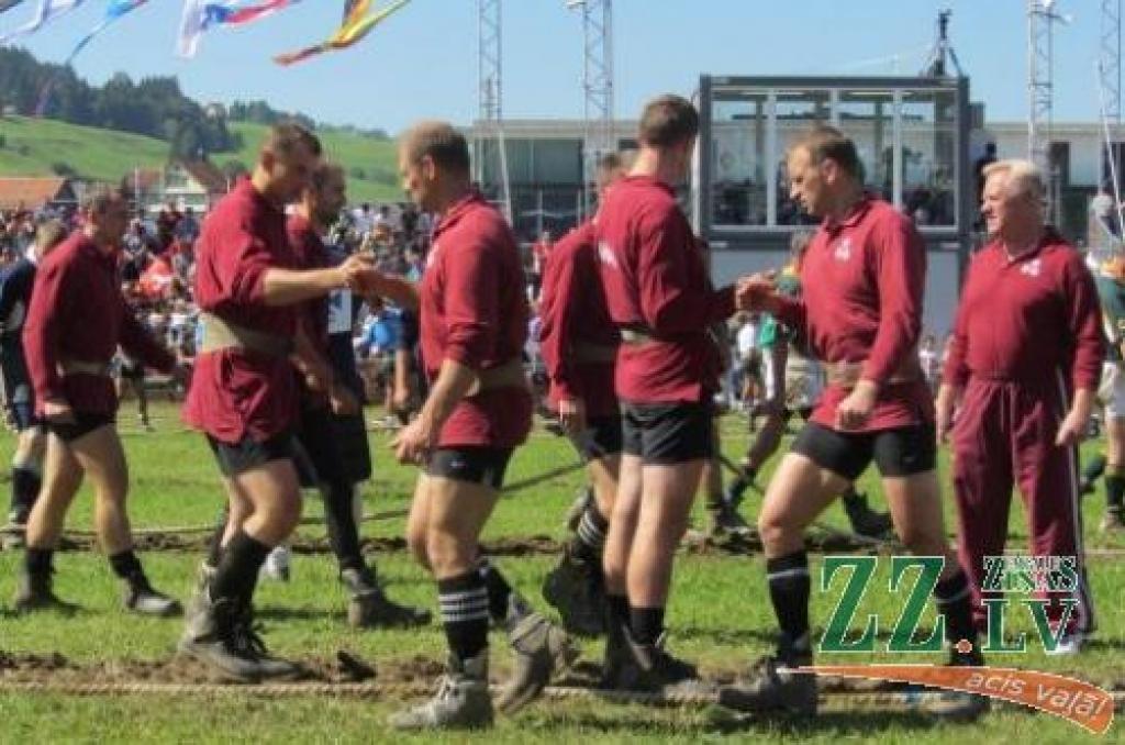 Autors: no komandas albuma