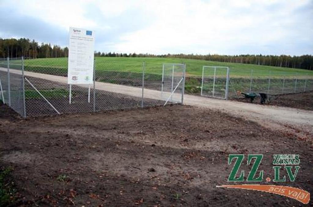 «Es saku, ka šajā objektā ir apglabāta sliktākā Jelgavas daļa – Pārlielupes cietums,» smej Aleksandrs Cimermanis, kura vadībā divu gadu laikā iekapsulēta ķīmisko atkritumu izgāztuve «Kosmoss». Tuvējos iedzīvotājus gan māc bažas, ka viss piesārņojums nav likvidēts.
Autors: Agris Samcovs