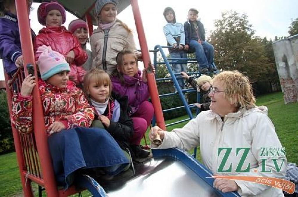 Skolotāju dienā pilsētas apbalvojumus par kvalitatīvu, radošu un atbildīgu darbu saņem 36 Jelgavas pedagogi un skolu administratīvie darbinieki. Viņu vidū arī Jelgavas 3. pamatskolas ilggadējā skolotāja Alvīne Timma, kura, kamēr atļāva spēks un veselība, lielāko savu darba gadu tiesu veltījusi, lai ievadītu bērnus mūzikas pasaulē. 
Autors: Agris Samcovs