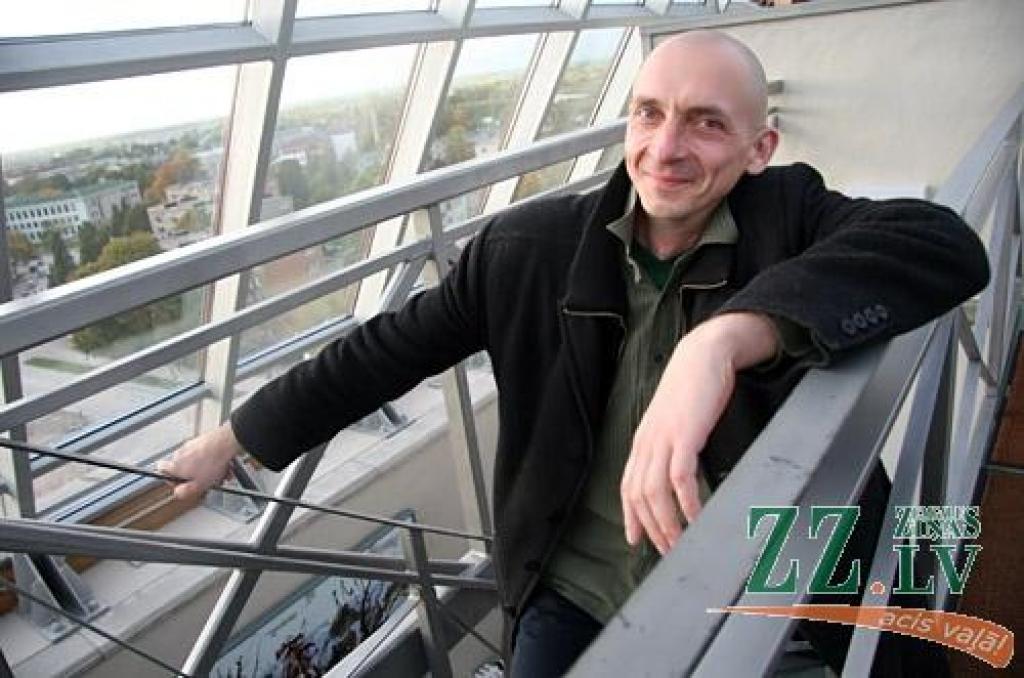 Svētdienas vakarā ieslēdzot televizoru, starp daudzajām Latvijas TV kanālos gandrīz vienlaikus rādītajām politisko kaislību spēlēm pārsteidza notikums ar citu orientāciju – detektīvseriāls «Ēnu spēles». Vēl vairāk pārsteidza jelgavnieks Varis Klausītājs vienā no (tiesa, ne pašām galvenajām) lomām. 
Autors: Agris Samcovs