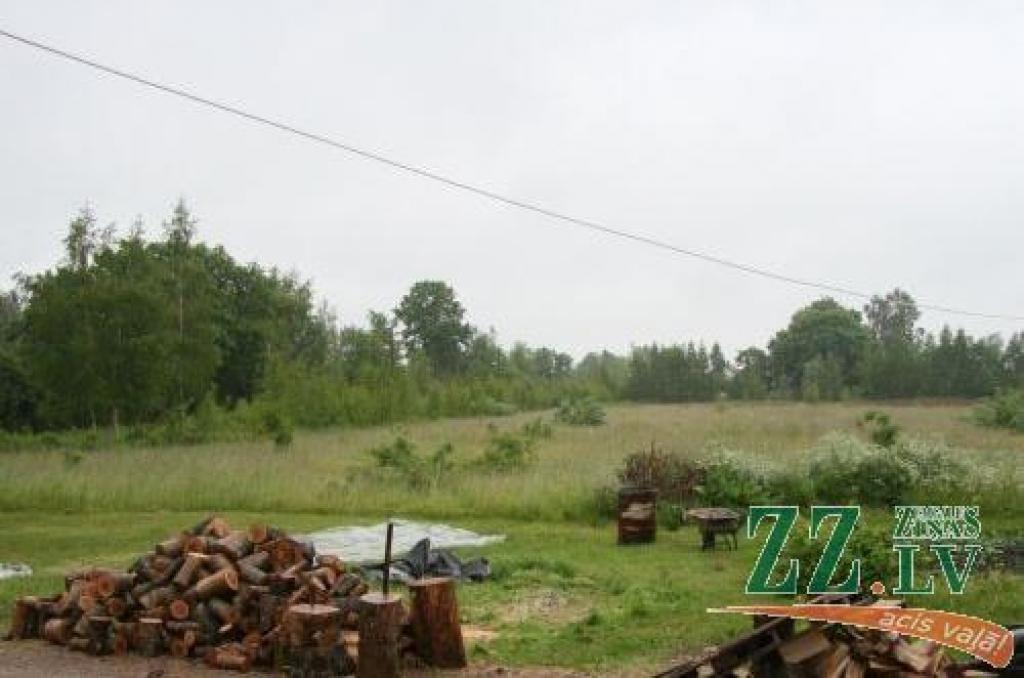 Luterāņu virsvaldes pārstāve uzskata, ka pagaidām ir pretendents uz šo zemesgabalu, nevis tā īpašnieks, tādēļ pašvaldība zāles pļaušanu vai cita veida apsaimniekošanu no LELB nevarot prasīt. 
Autors: Agris Samcovs