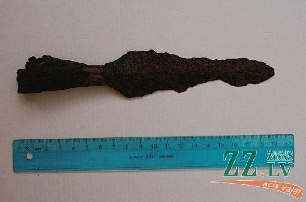 Kartupeļu talkas laikā atrasts tūkstoš gadu sens šķēps lauž mītu, ka apgabals starp Jelgavu un Rīgu dzelzs laikmetā nav bijis apdzīvots, otrdien «Zemgales Ziņās» atklāj Austra Engīzere, Latvijas Nacionālā vēstures muzeja Arheoloģijas departamenta glabātāja. Laikrakstā meklējiet stāstu par nozīmīgo priekšmetu, par kura atradēju šovasar kļuva 12 gadu vecais skolēns Klāvs no Valgundes.
Autors: Austra Engīzere