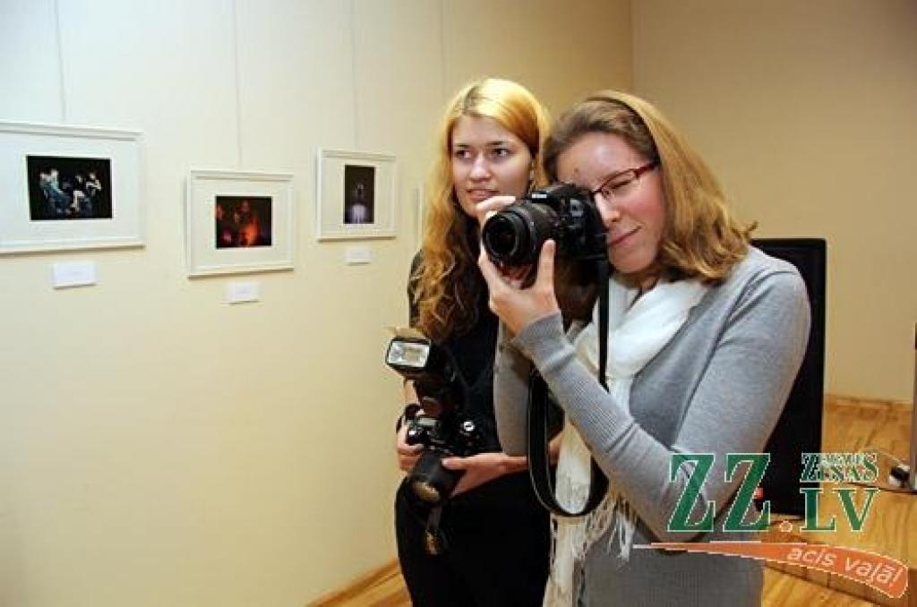 Sabiedrības integrācijas pārvaldes zālē (Sarmas ielā 4) atklāta jelgavnieces Annas Būmanes foto darbu izstāde «Lampu drudzis».

«Lampu drudzis» ir pirmā Annas Būmanes (dzimušas 1990.gadā) personālizstāde un reizē arī diplomdarbs Latvijas...