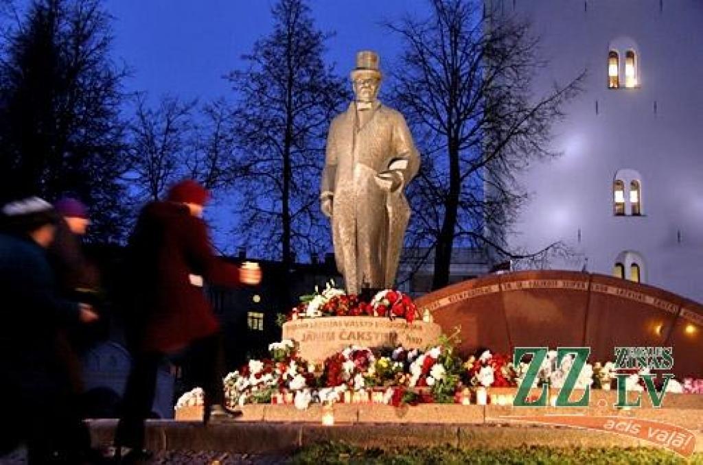 Par godu valsts svētkiem 18.novembrī pilsētas vadība kopā ar iedzīvotajiem nolika ziedus pie Latvijas pirmā prezidenta Jāņa Čakstes pieminekļa. Portāls novēroja, ka svecītes un ziedus jelgavnieki turpināja likt arī svētku uguņošanas laikā.