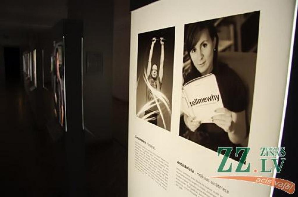 Ekspozīcijā, kas šomēnes izvietota Jelgavas kultūras nama otrajā stāvā, ietvertas lielizmēra fotogrāfijas, kurās fiksēti sabiedrībā pazīstami cilvēki un viņu izvēlētie dizaina priekšmeti ikkatra privātā vidē. Portreti fotografēti nevis...