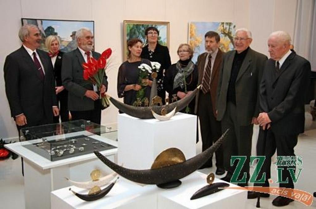 Izstādē piedalās Alberts Blūms, Gunārs Ezernieks, Mārcis Stumbris, Marita Landau, Valda Semane, Ilizane Grīnberga, Baiba Ūlande, Gints Strēlis. Šos māksliniekus vienojošā iezīme – 2012. ir viņu apaļas jubilejas jubilejas gads. Dažiem aprit...