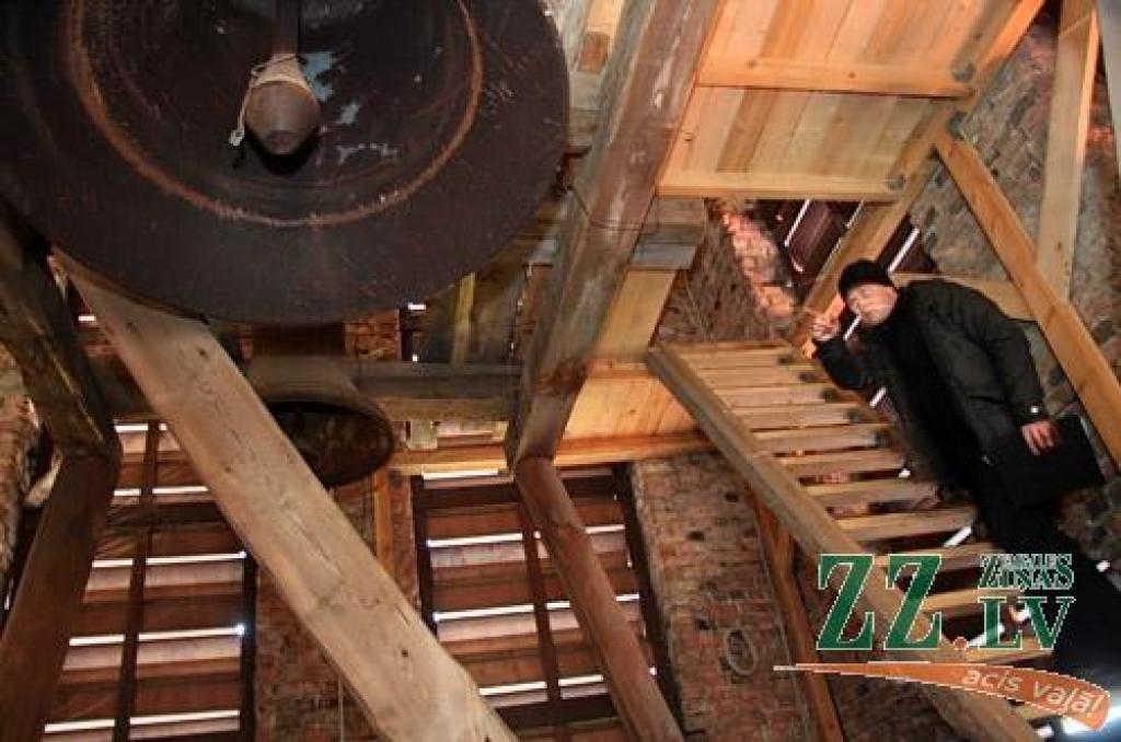 Jelgavas Bezvainīgās jaunavas Marijas katedrālē darbojas elektronisks pulkstenis. No pulksten 6 līdz 22 tas skaita stundas ceturkšņus, kā arī sit stundas. Apkārtnes iedzīvotāji jaunumu vērtē dažādi, taču pretenzijas neceļ. Garīdzniecības...
Autors: Agris Samcovs