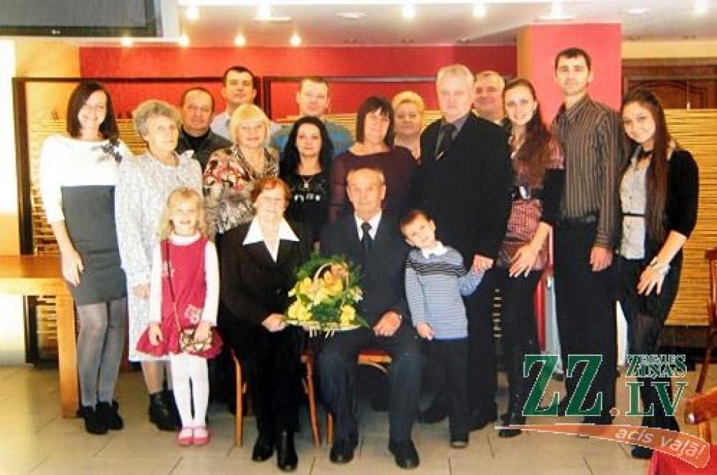 Saejot kopā pie pašas Latvijas robežas Baltkrievijā, Genovefa un Arkādijs Buraki izveidojuši kuplu ģimeni Jelgavā. 
Autors: Agris Samcovs