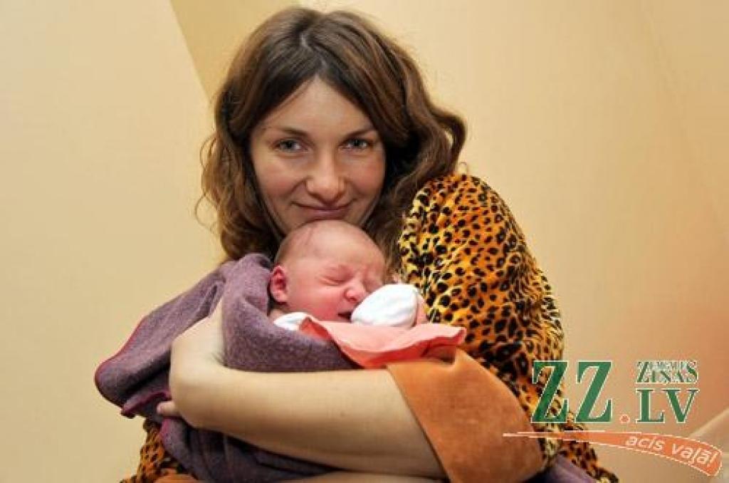 Mazā Alise par dzimšanas dienu izraudzījās 27. novembri, kad pulksten 16.48 nāca pasaulē.
Autors: Agris Samcovs