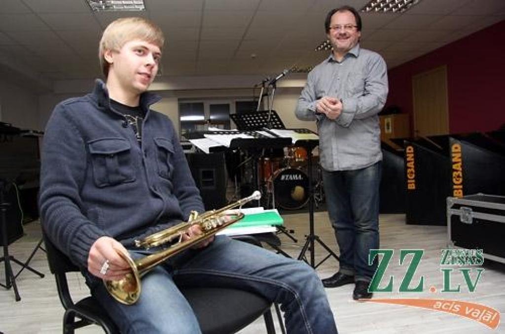 Jelgavas bigbenda koncertā pilsētas kultūras namā 2. decembrī pulksten 16, kā allaž, muzicēs arī trompetists Artūrs Kuzmins.
Autors: Agris Samcovs