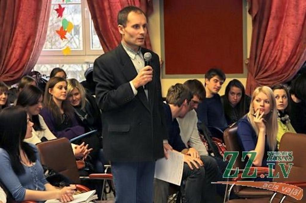 Eiro ieviest, bet ne tuvākajā laikā. Tāda bija klātesošo nospiedošā vairākuma izvēle neformālā balsojumā, ko diskusijā par Latvijas naudas pārvērtībām pirmdien LLU Ekonomikas fakultātē sarīkoja Latvijas Banka. 
Autors: Agris Samcovs