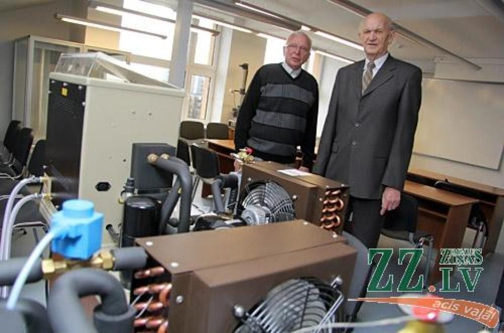 Ilmāru Klegeri, ejot pa LLU Tehniskās fakultātes trešo stāvu, kur atrodas Lauksaimniecības enerģētikas institūts, sveicina daudzi. 
Autors: Agris Samcovs