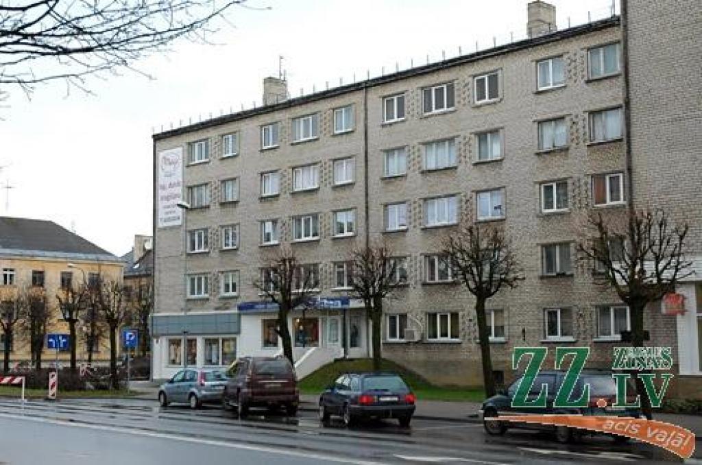 Nepilna stunda bija vajadzīga Jelgavas Nekustamā īpašumā pārvaldes strādniekiem, lai novērstu jumta tecēšanu, kas kādā no daudzdzīvokļu mājas Mātera ielā 23/25 piektā stāva dzīvokļiem turpinājās vairāk nekā gadu. 
Autors: Agris Samcovs